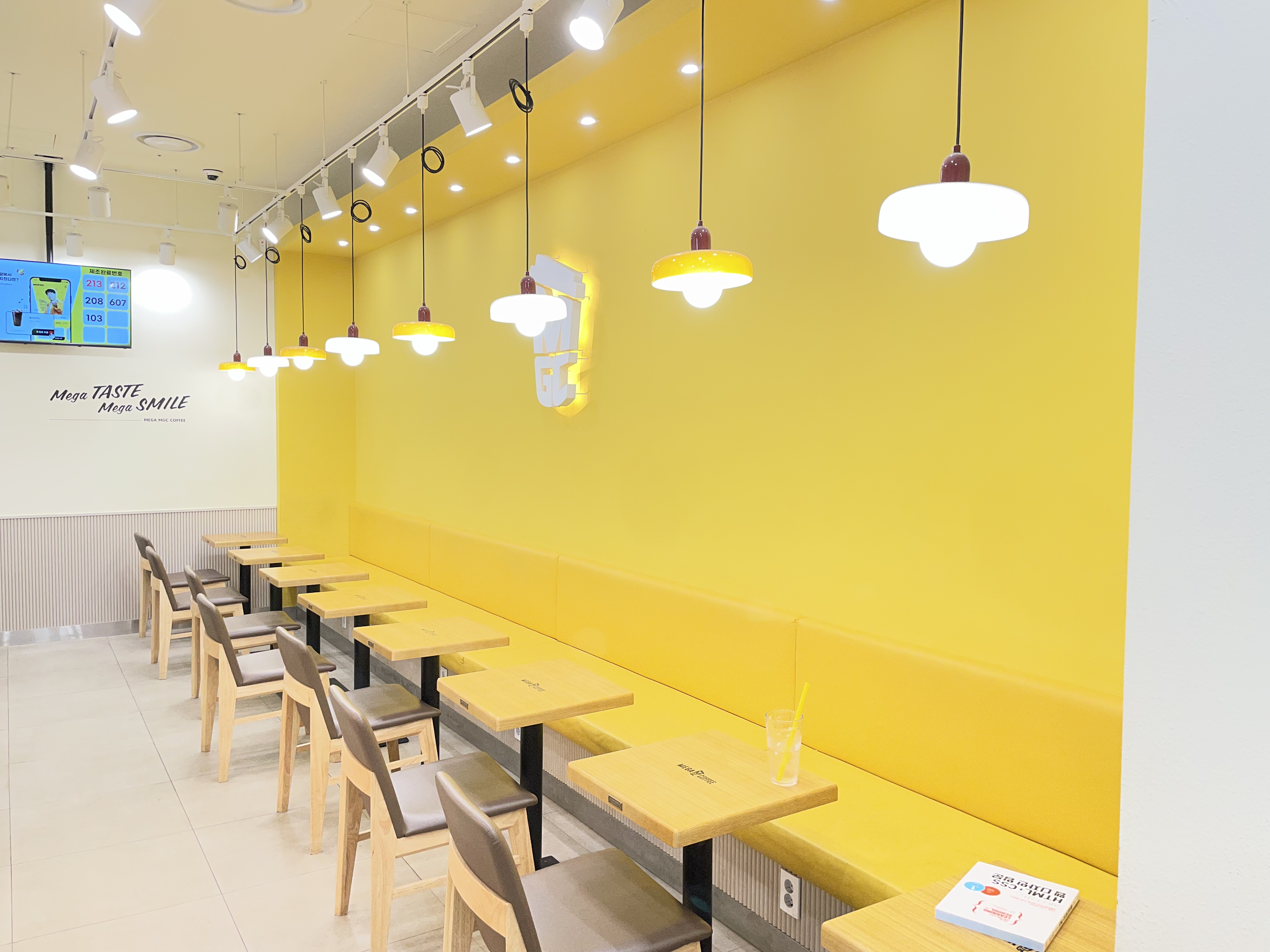 메가커피 서울숲공원점 홀