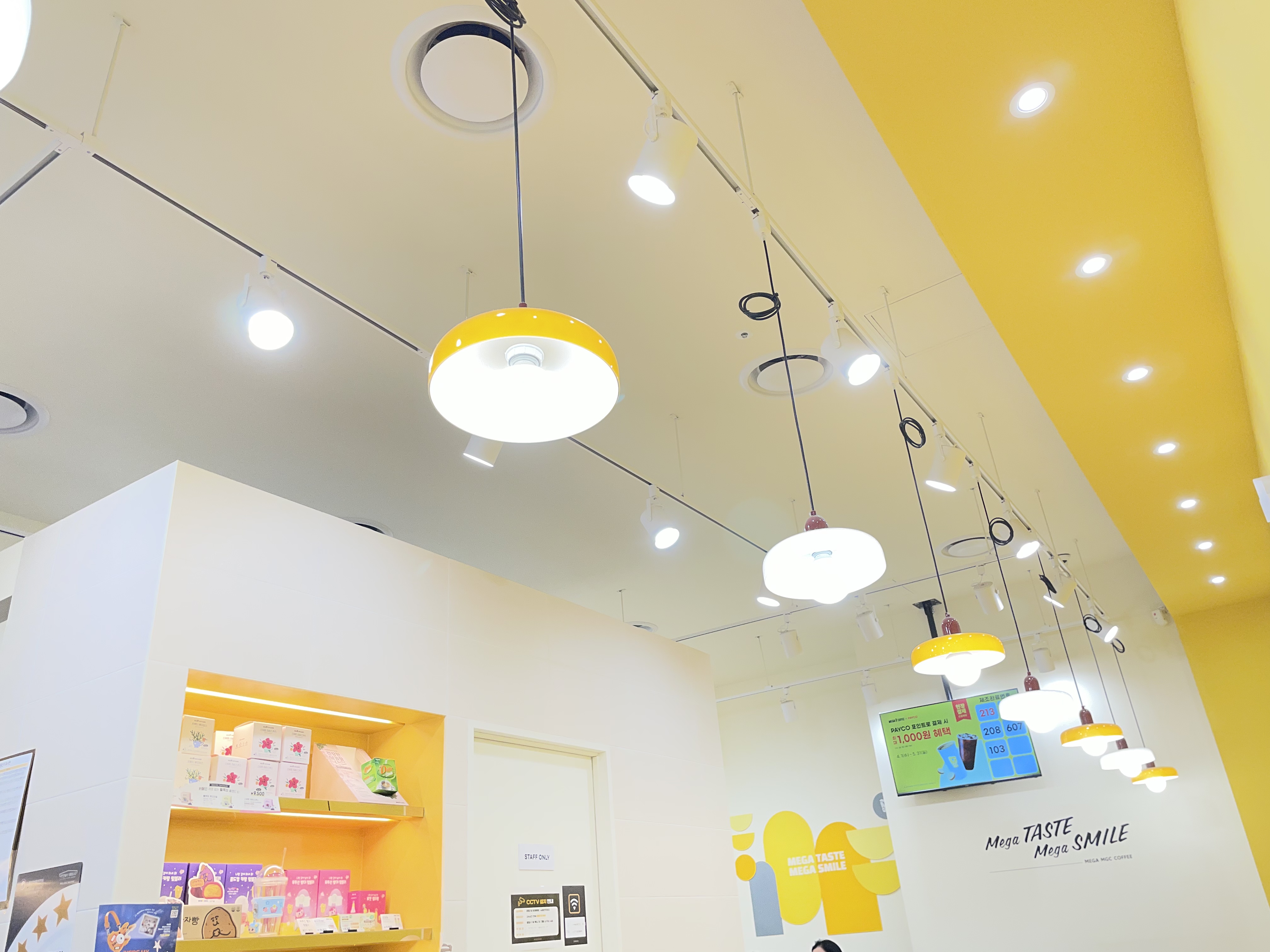 메가커피 서울숲공원점 천장